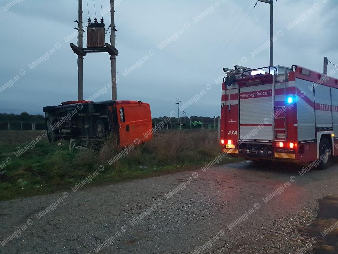 Finisce fuori strada con il furgone e colpisce il palo della corrente: salta la fornitura di energia a Lanuvio