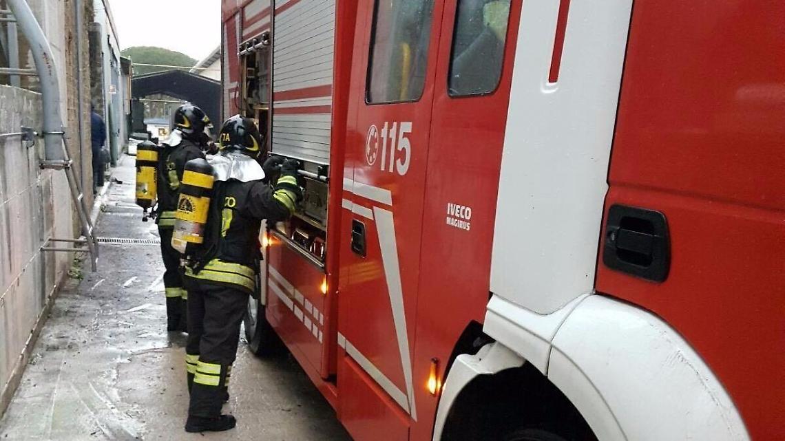 Fiamme in un'azienda su via Appia, si valutano le cause