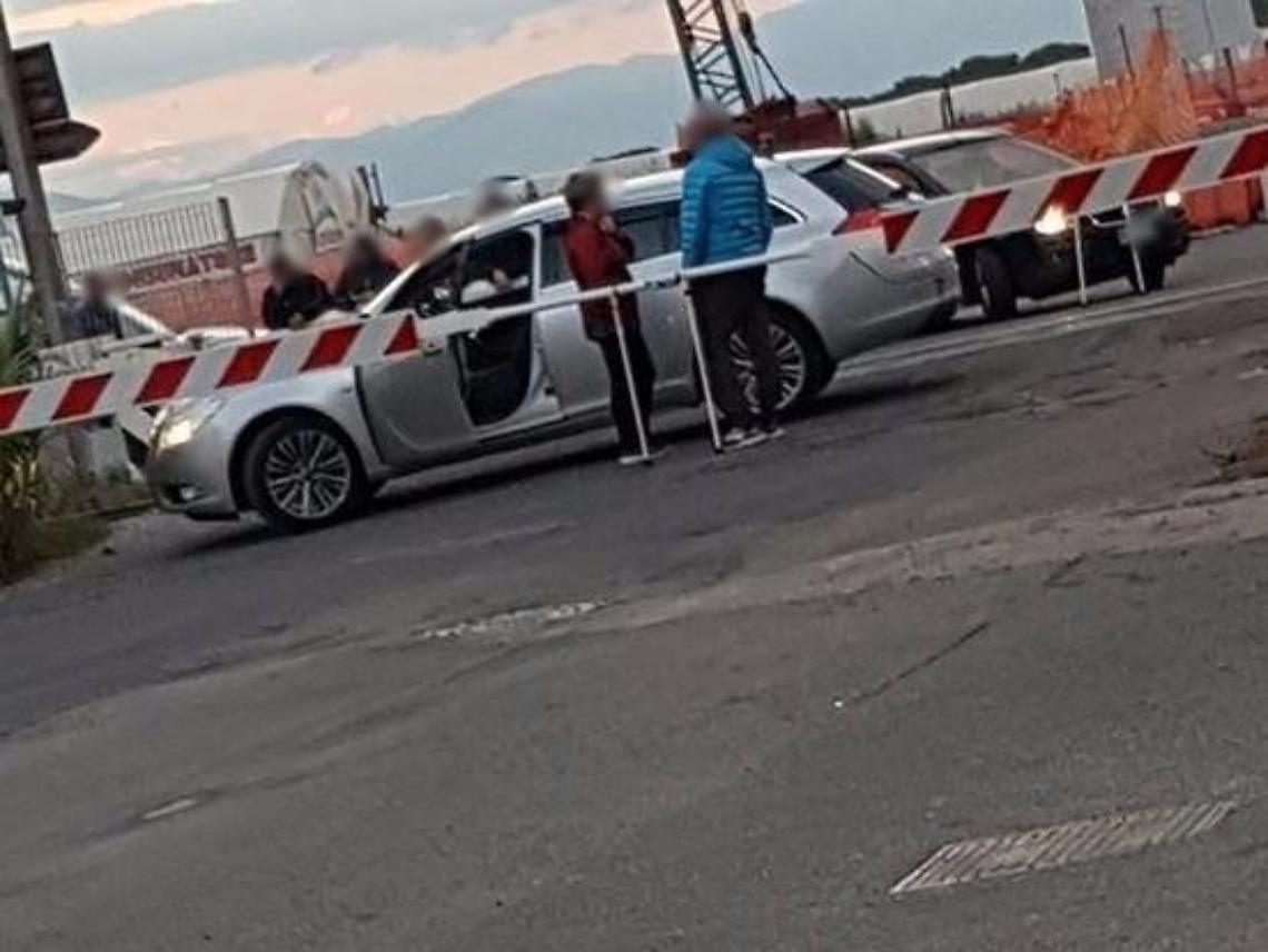 Auto ferma sui binari: vettura bloccata tra le barriere abbassate