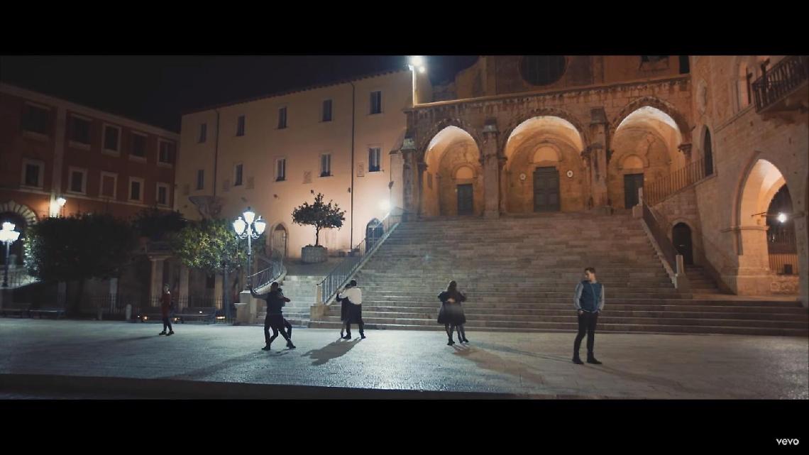 Ecco «Piccola Anima», la nuova canzone di Elisa ed Ermal Meta. Il video girato a Priverno