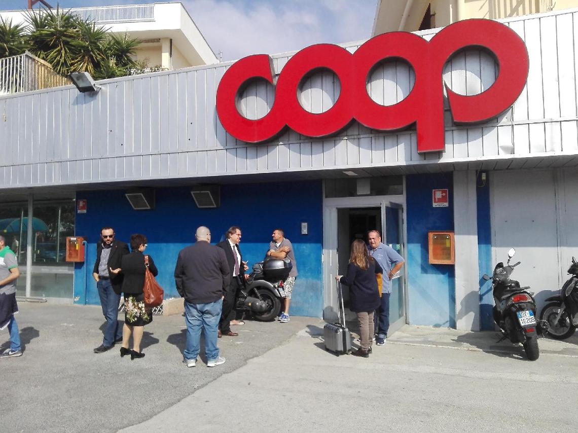 Terracina, ultimo giorno Coop: maxi sconti e ressa al supermercato