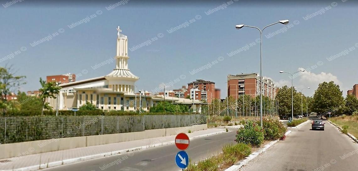 Entra in chiesa, si spoglia nudo davanti ai bimbi e si lava con l'acqua santa