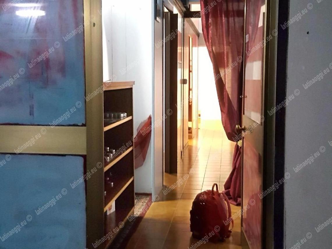 Un garage adibito a centro massaggi, la scoperta della polizia