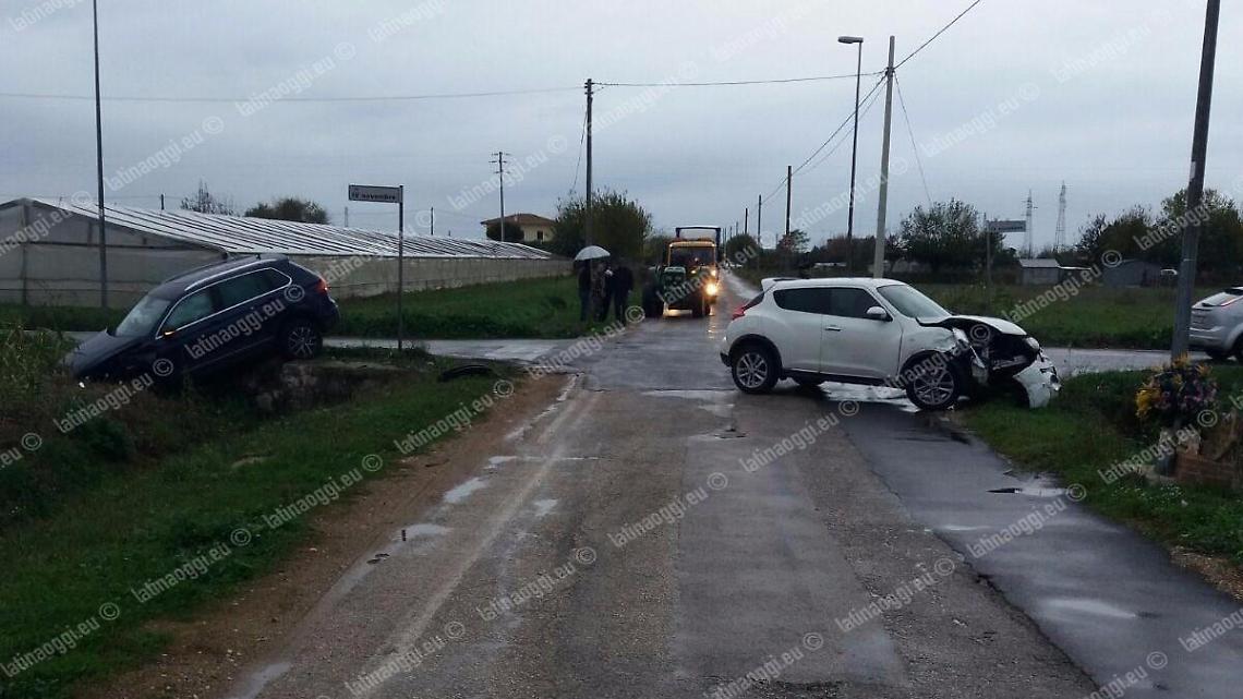 Schianto all'incrocio pericoloso: due persone finiscono in ospedale
