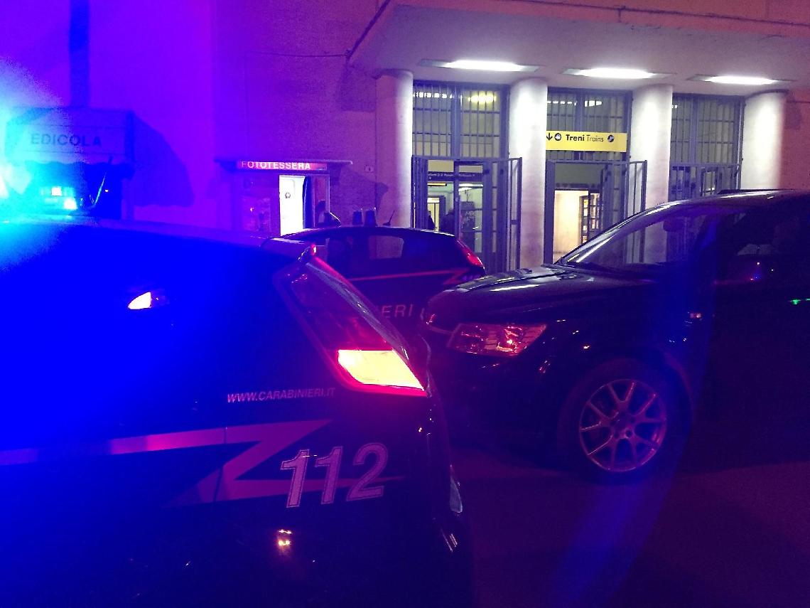 Non ha una sigaretta da offrire, giovane aggredito alla stazione