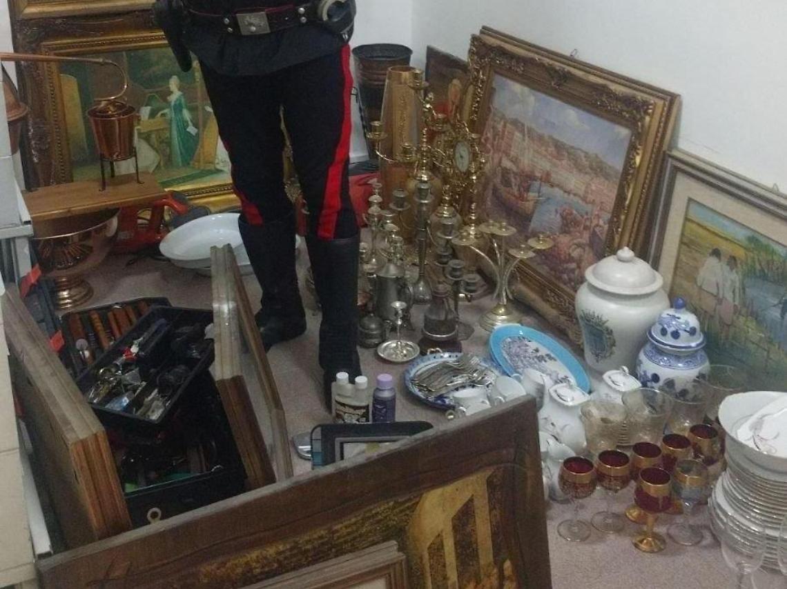 Droga, munizioni e materiale provento di furto, 3 denunciati