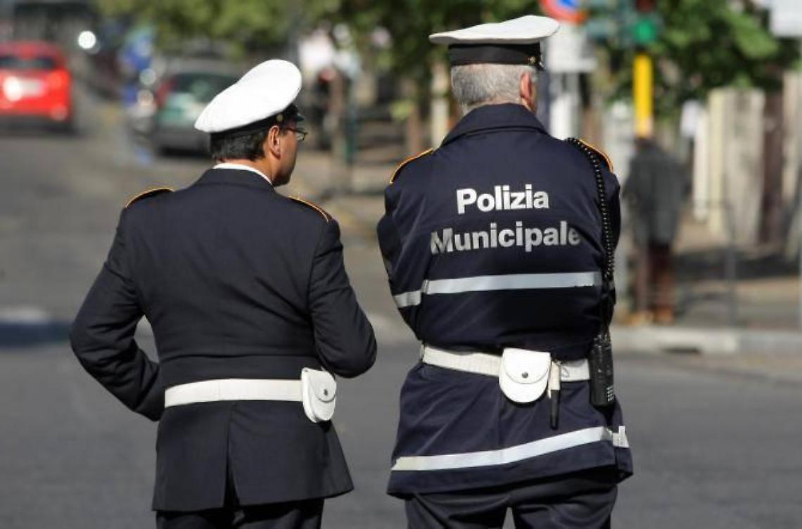 Agente della polizia locale aggredito in strada a Montarelli