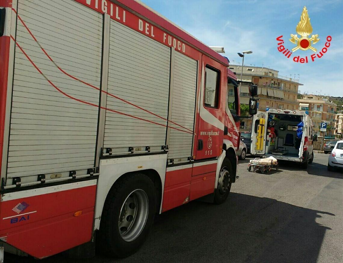 Cade un ultraleggero in periferia, aereo in fiamme. Soccorsi sul posto