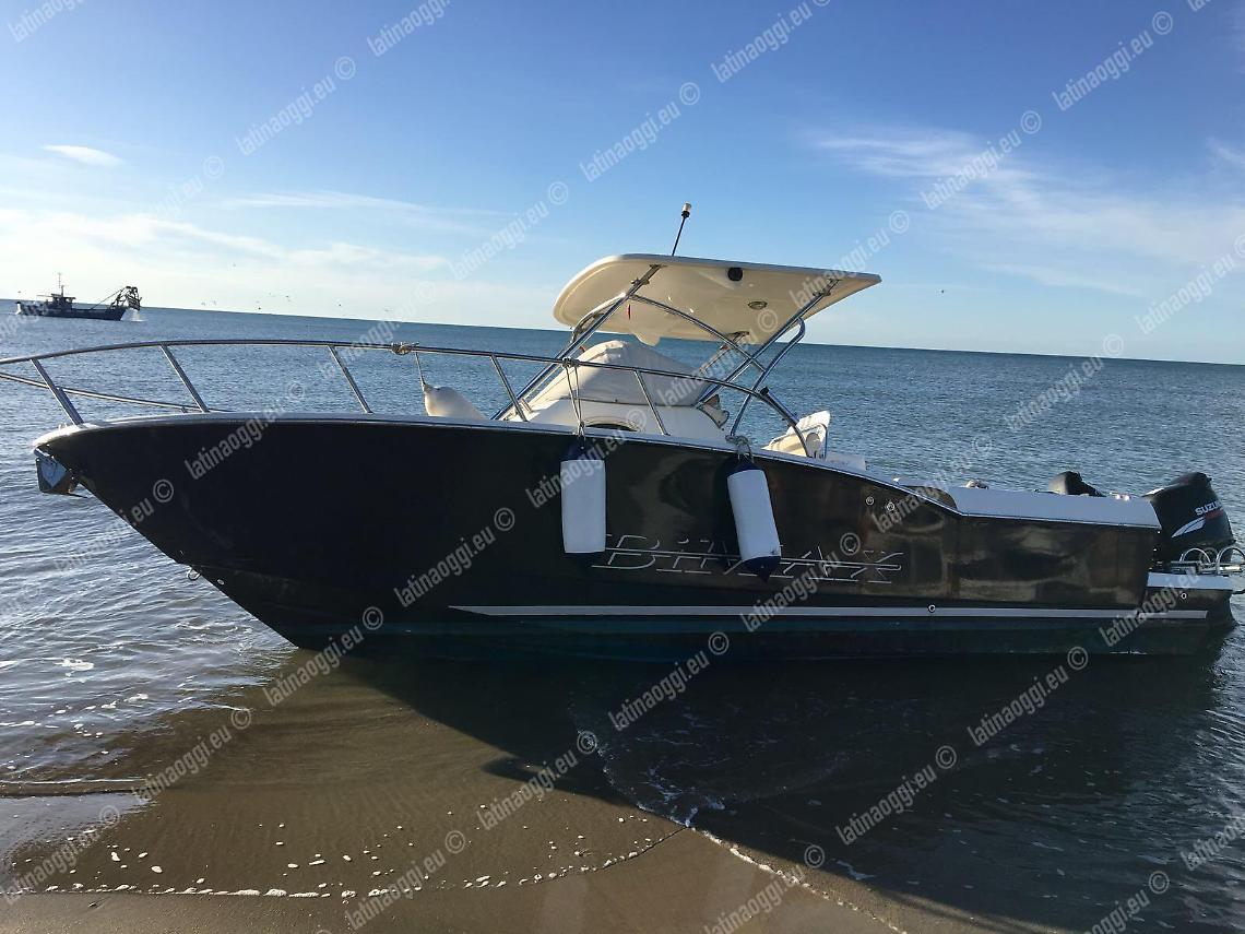 Rubano un motoscafo a Formia ma si arenano a Scauri