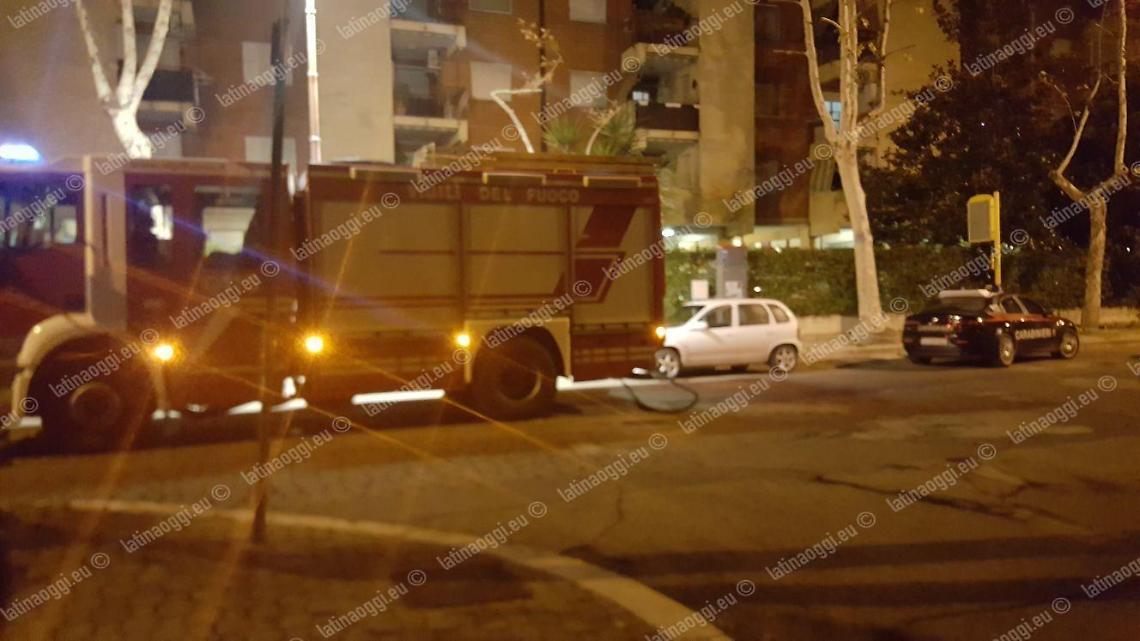 Brucia una Scenic nel cortile intorno di un palazzo, si fa strada l'ipotesi dolosa