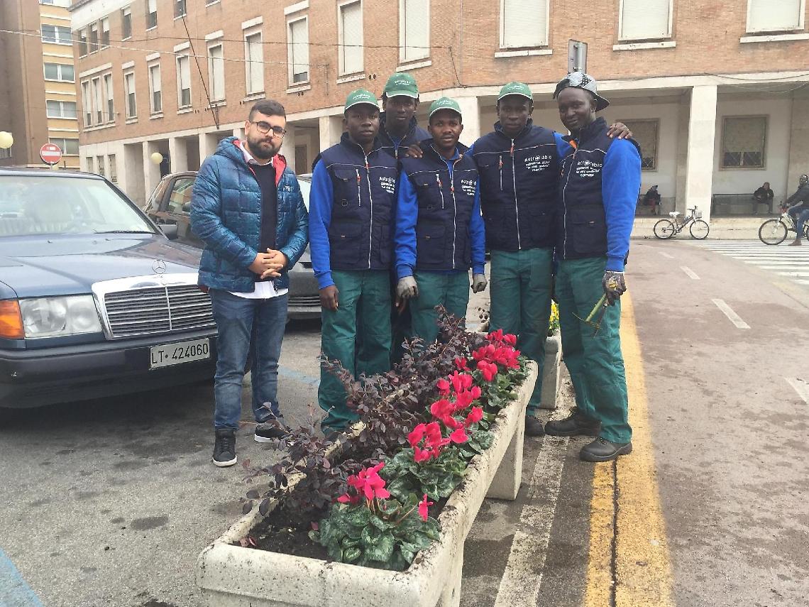 Parlano i migranti impiegati in piazza: siamo grati alla città