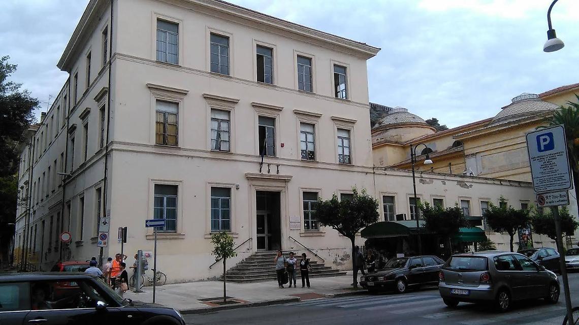 Terracina, vandali all'istituto "Filosi". Il dirigente: &laquo;Pc rubati o lanciati dalla finestra&raquo;