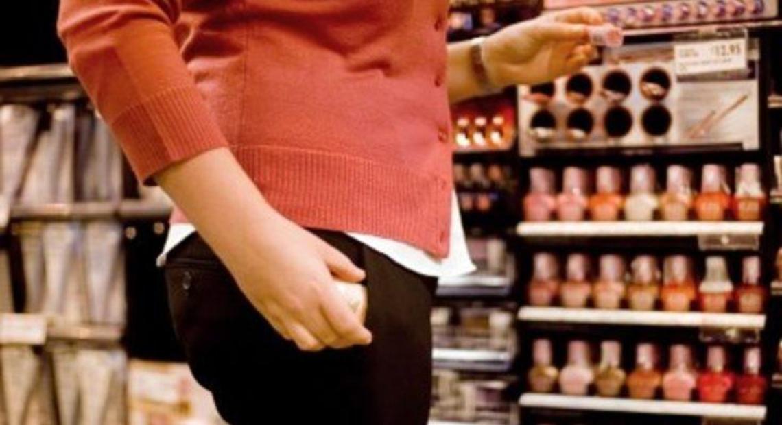 Rubano cosmetici in un negozio di LatinaFiori, denunciate due minorenni