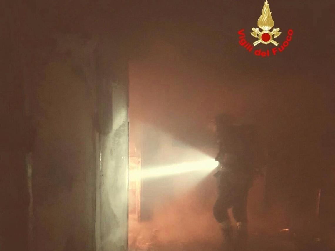 Incendio nel night club: il fumo invade due piani dell'edificio in via Diana