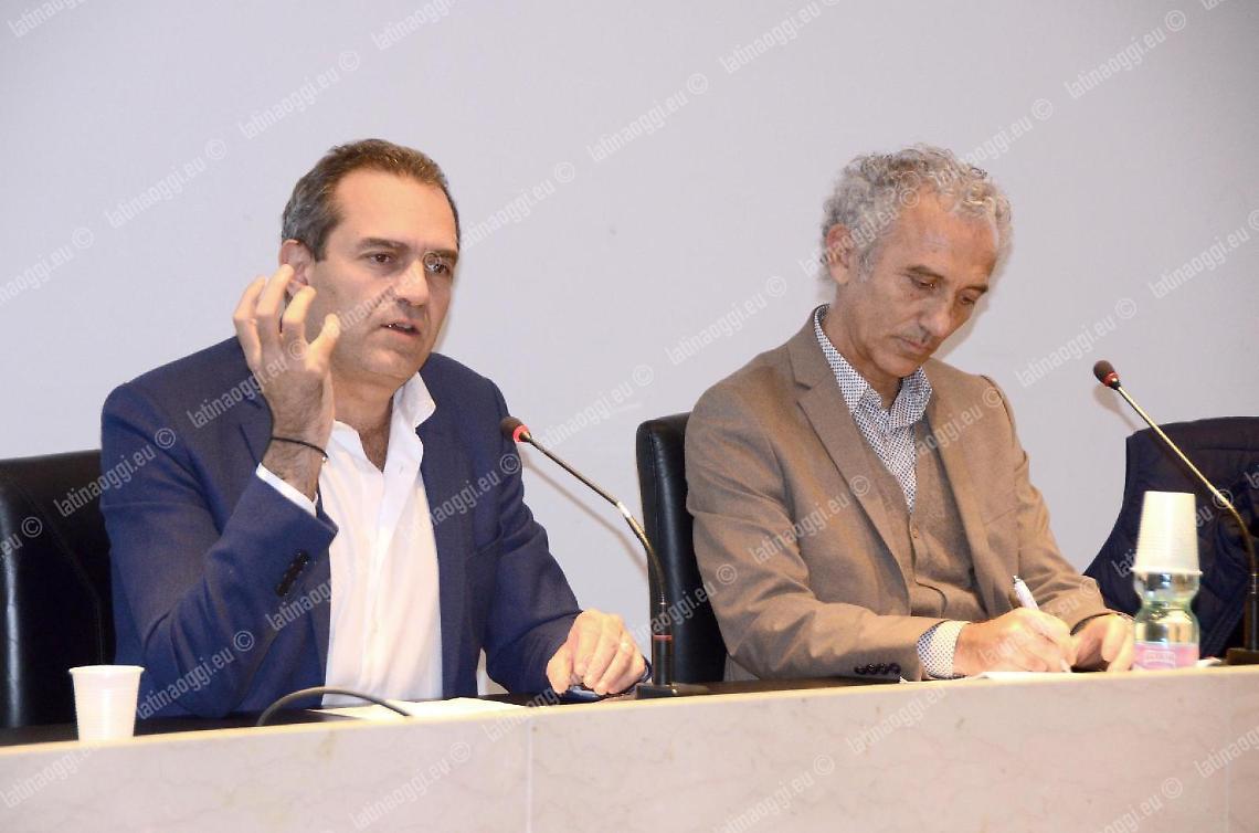De Magistris prova a dare lezioni: