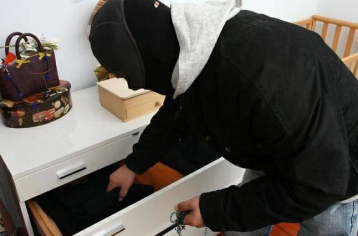 Un foro nella finestra per i furti in casa, ladri in azione