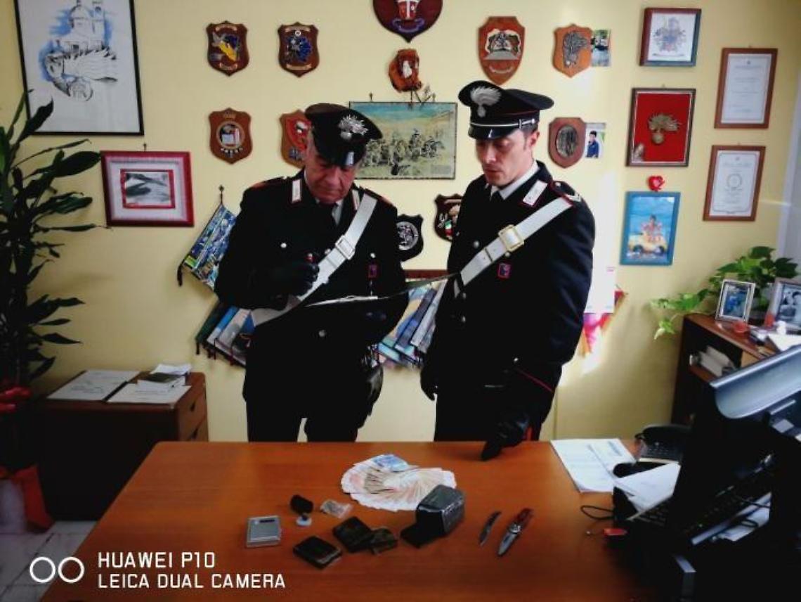 Trovato in auto con hashish e due coltelli: arrestato