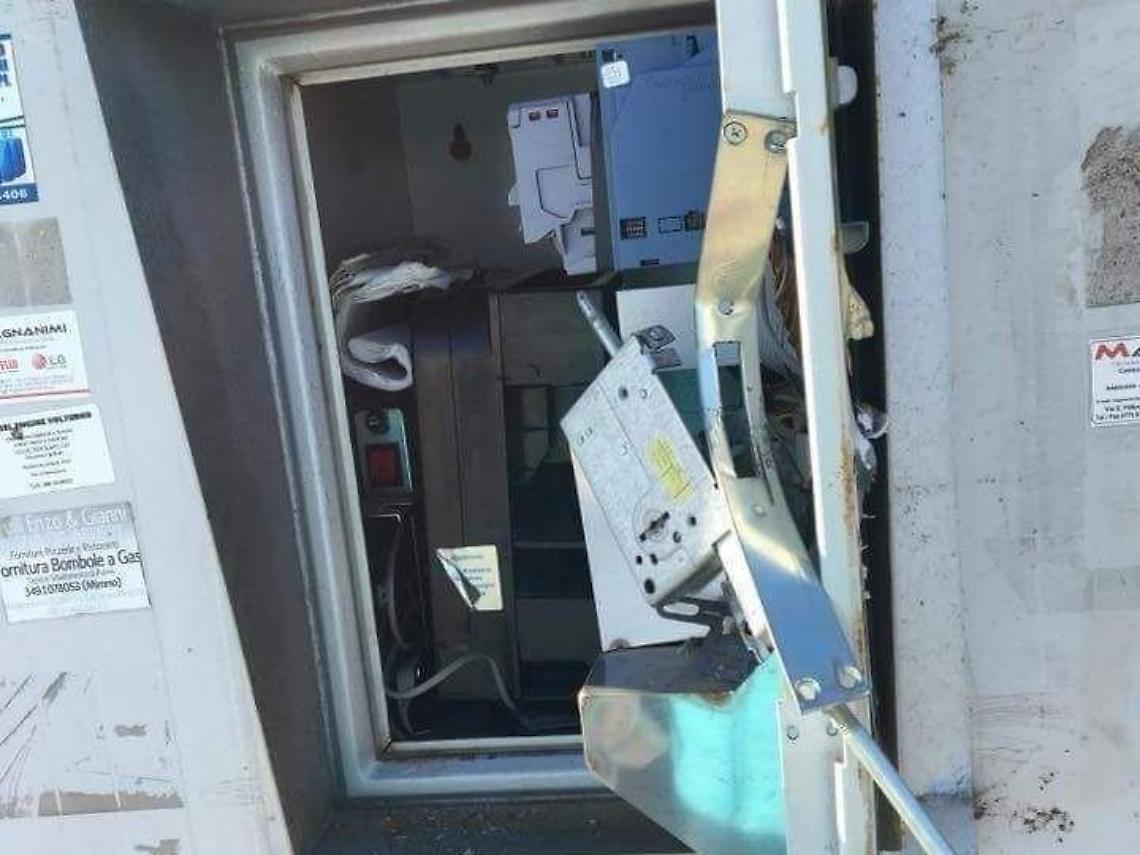 Furti nella notte a Mezzomonte, svaligiati un bar e un autolavaggio