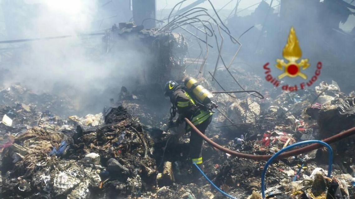 Incendio Eco-X, crescono le paure per la mancata bonifica
