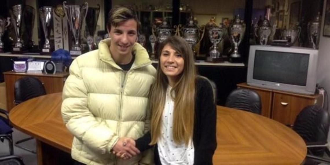 Stretta di mano e sorrisi, pace fatta tra arbitro e calciatore