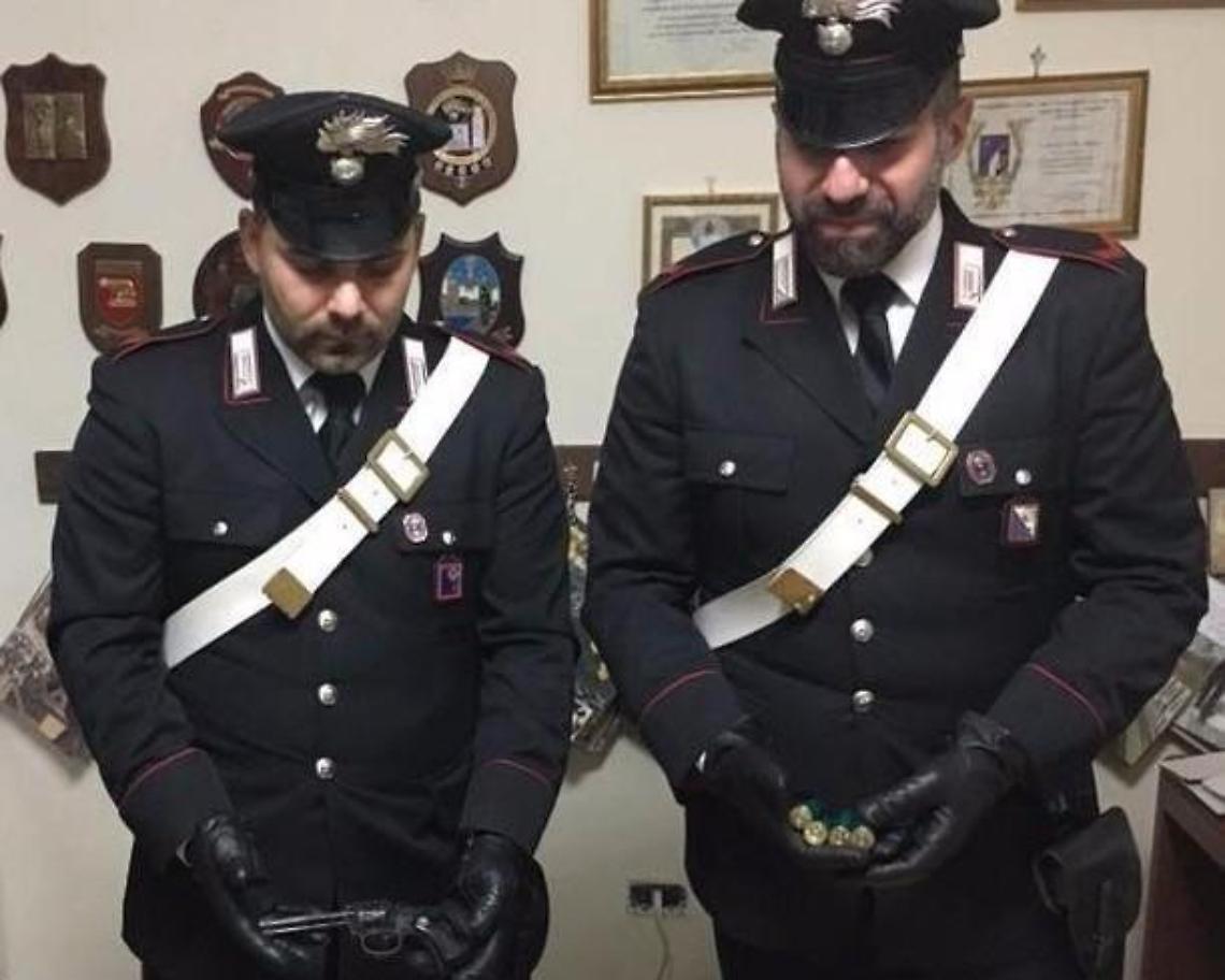 Armi in casa detenute illegalmente, arrestato un uomo di 50 anni