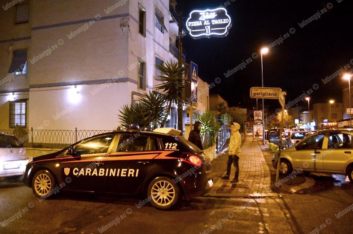 Cerca di pagare con una banconota falsa, poi aggredisce il proprietario della pizzeria