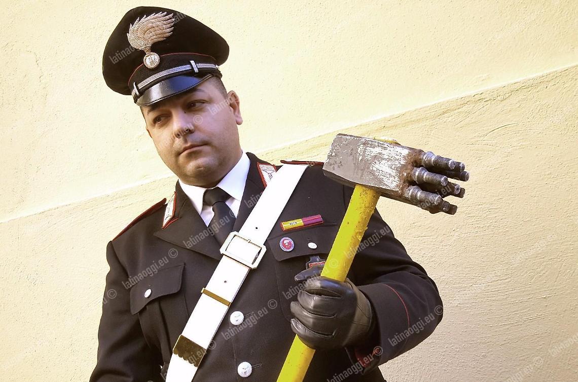 Furto alla gioielleria del centro, i ladri erano preparati: analisi sulla mazza usata per sfondare i vetri