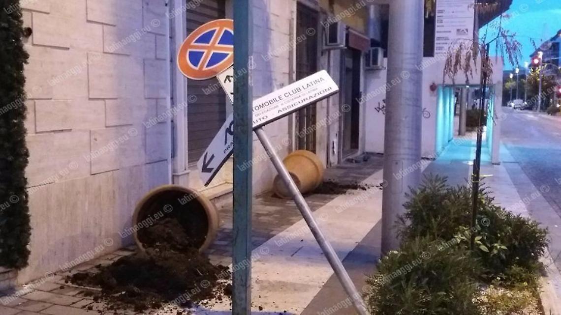 Vandali in azione in pieno centro, presi di mira anche gli addobbi natalizi
