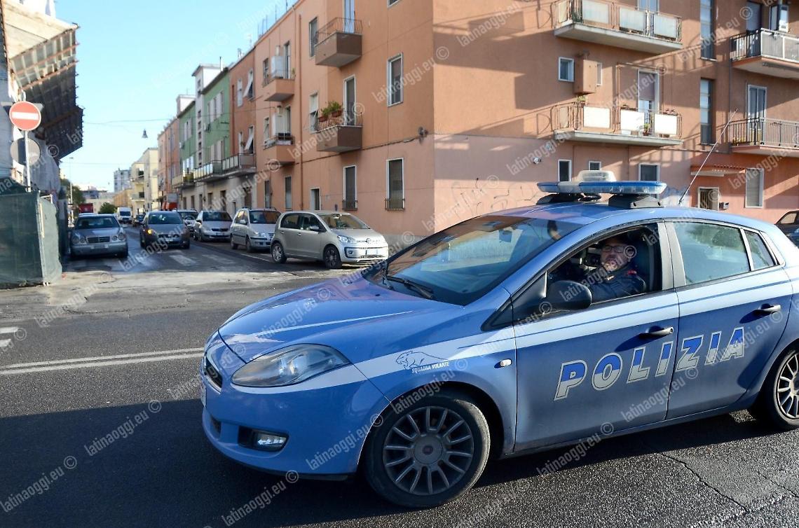 Fugge alla vista della Polizia nel quartiere Nicolosi: nascondeva droga