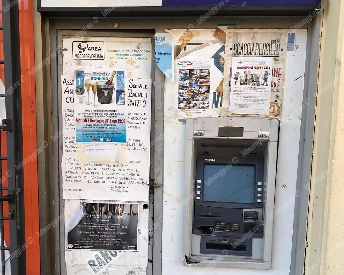 Provano a rubare il bancomat, ma il furto va a vuoto