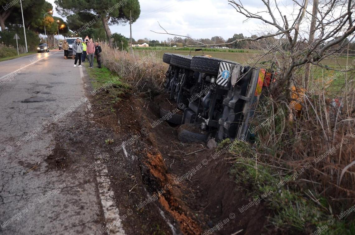 Autogru si ribalta in via Litoranea: illeso il conducente, strada bloccata