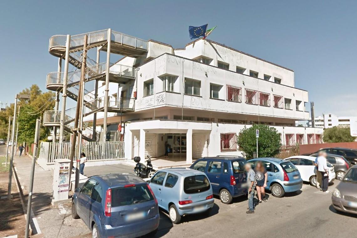 Si stacca l'intonaco e ferisce una studentessa, aula interdetta