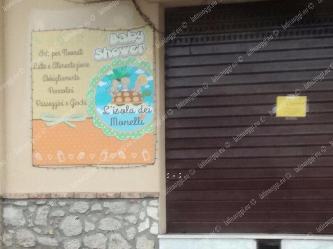 Furto nel negozio di articoli per bambini: portano via capi di abbigliamento e prodotti