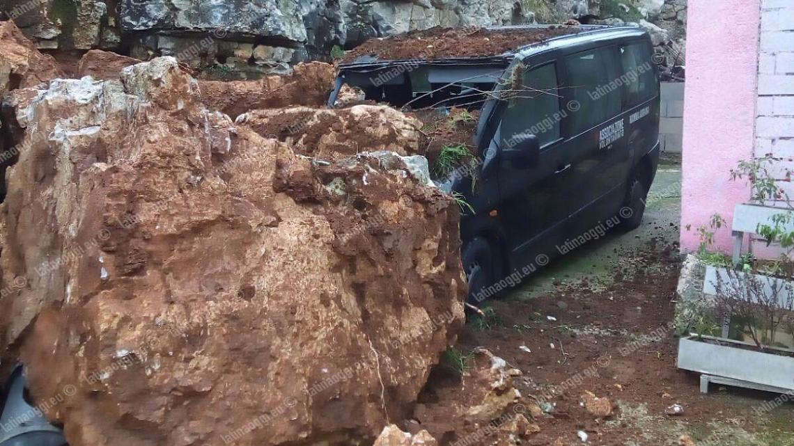 Precipita un masso sul furgone per il trasporto disabili
