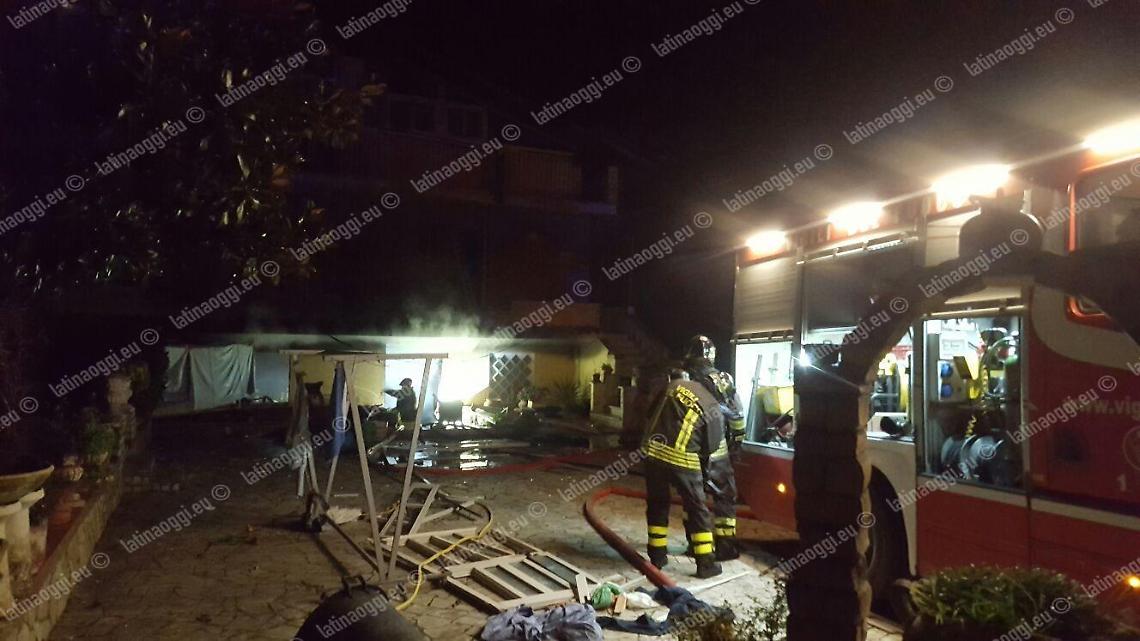 Prima l'esplosione, poi le fiamme. Una donna trasportata d'urgenza al Goretti
