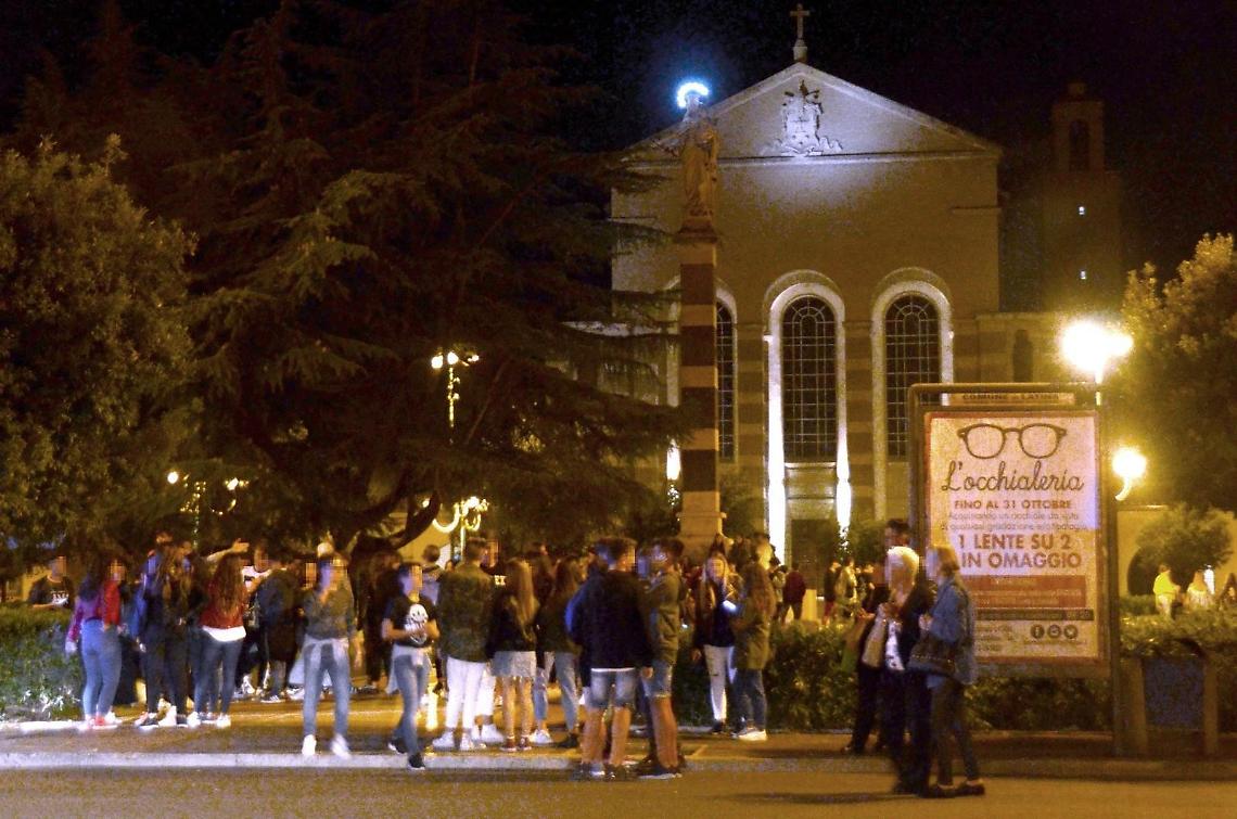 I bulli di piazza San Marco minacciano un pap&agrave;: insulti e sputi