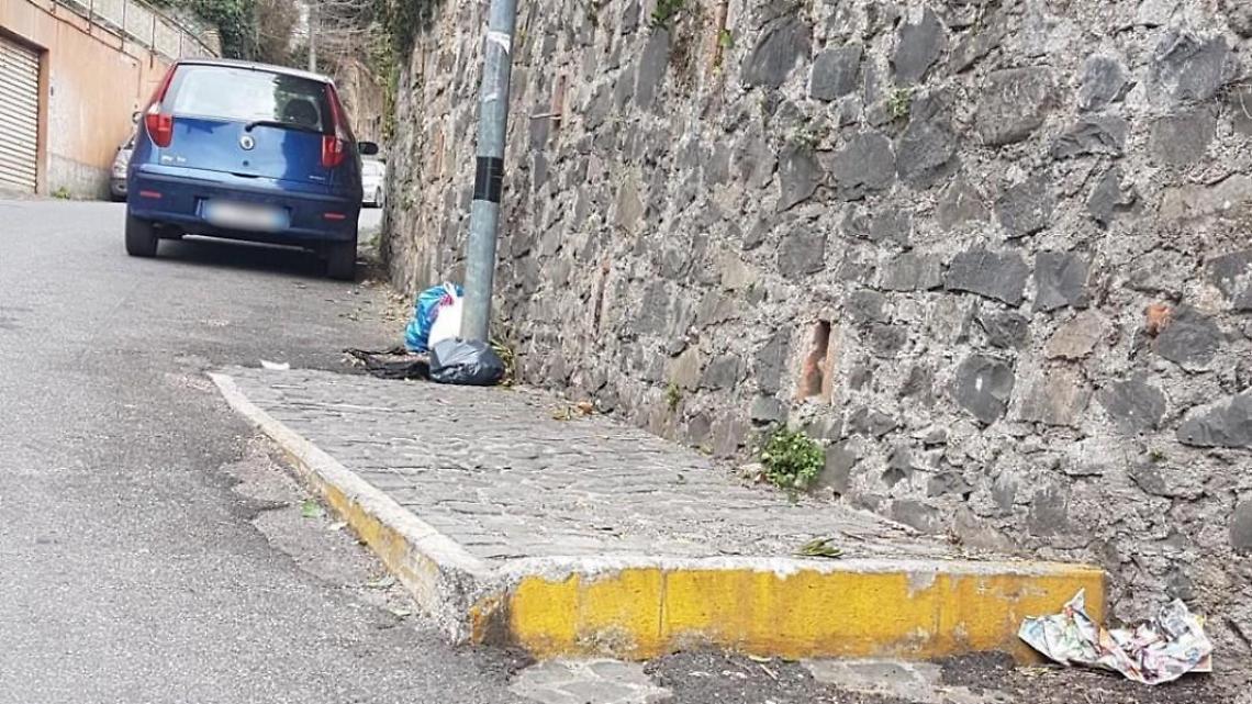 Gradino pericoloso e degrado, l'appello di Fabio Taddei