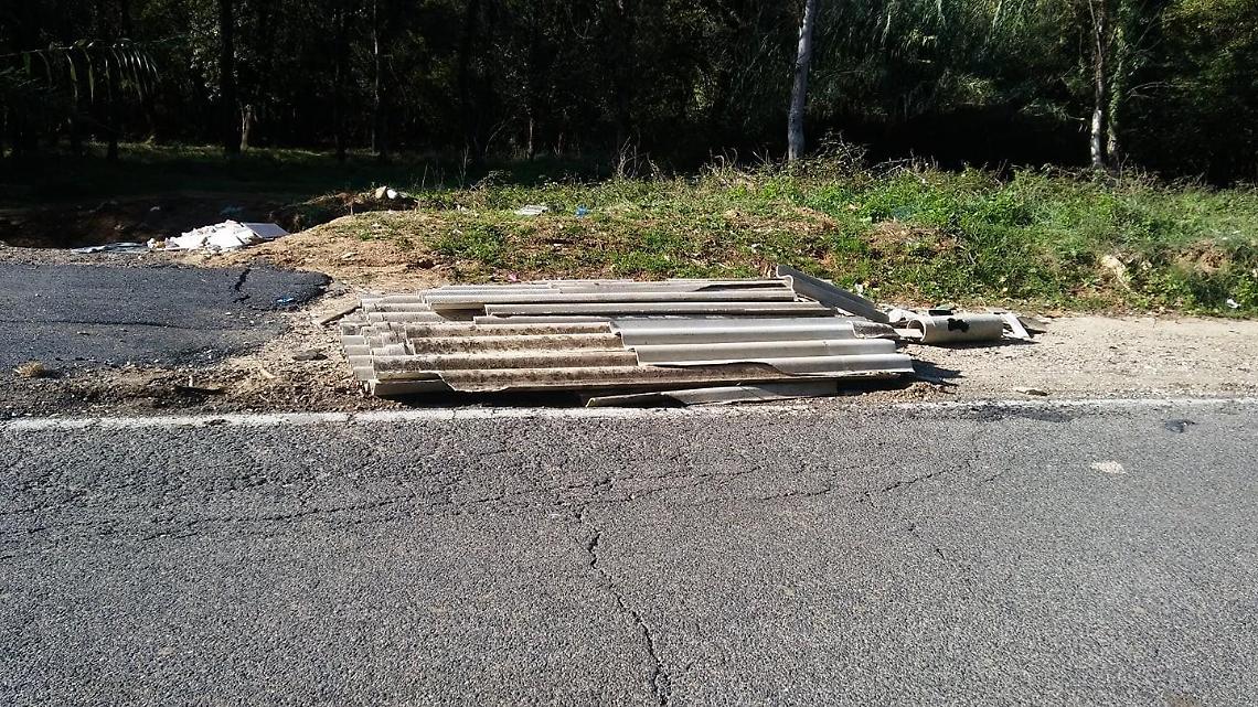 Eternit a bordo strada, si va verso la rimozione