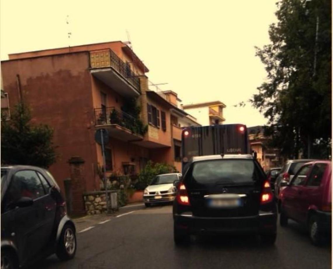 Traffico in tilt ogni giorno: l'odissea di via Torretta Rocchigiana