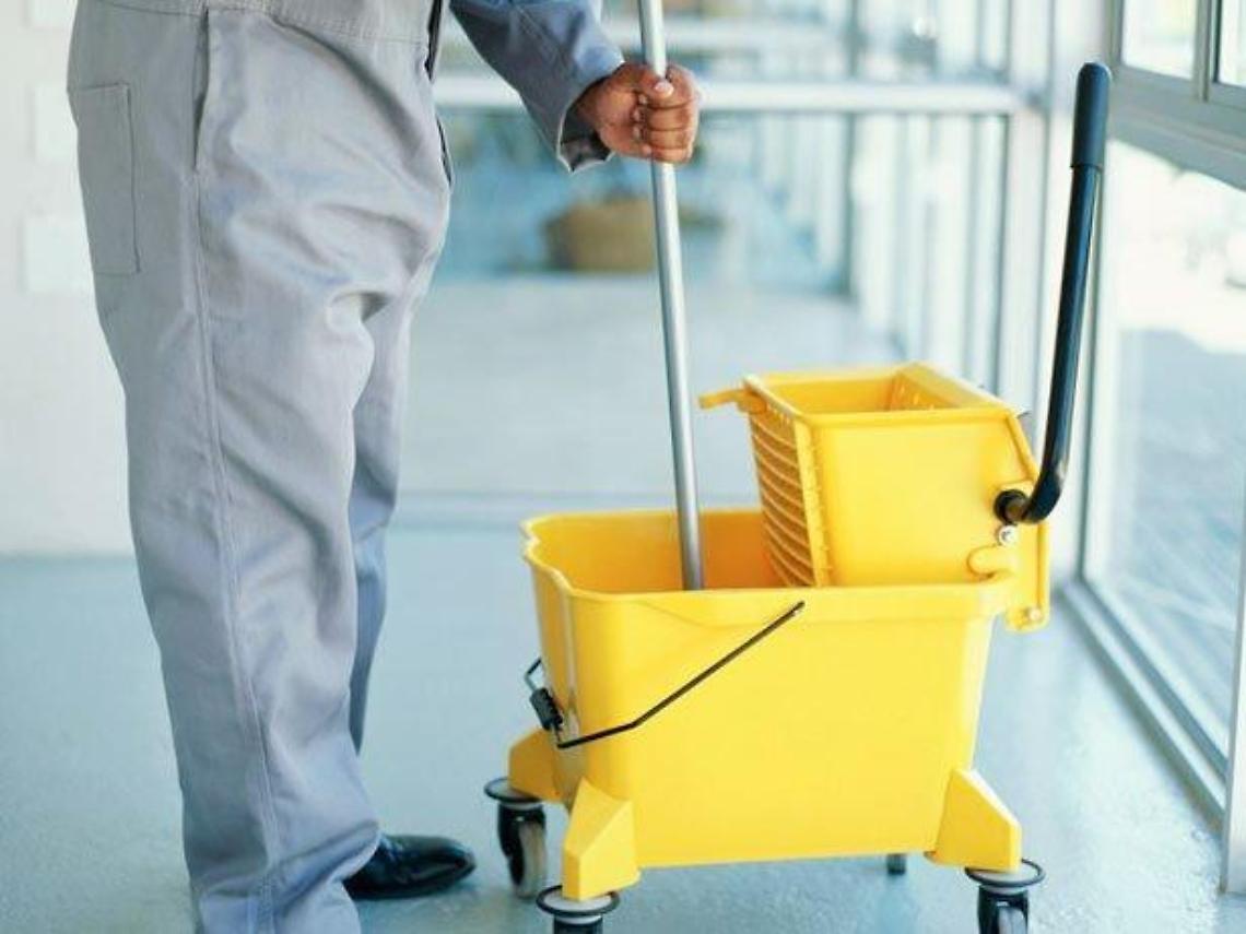 Senza stipendi da due mesi, l'allarme del Clas per gli addetti alle pulizie di due plessi scolastici