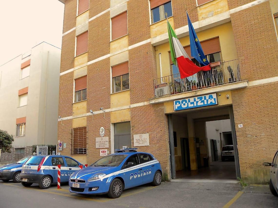 Terracina, Suv sospetti parcheggiati vicino al centro commerciale: interviene la polizia