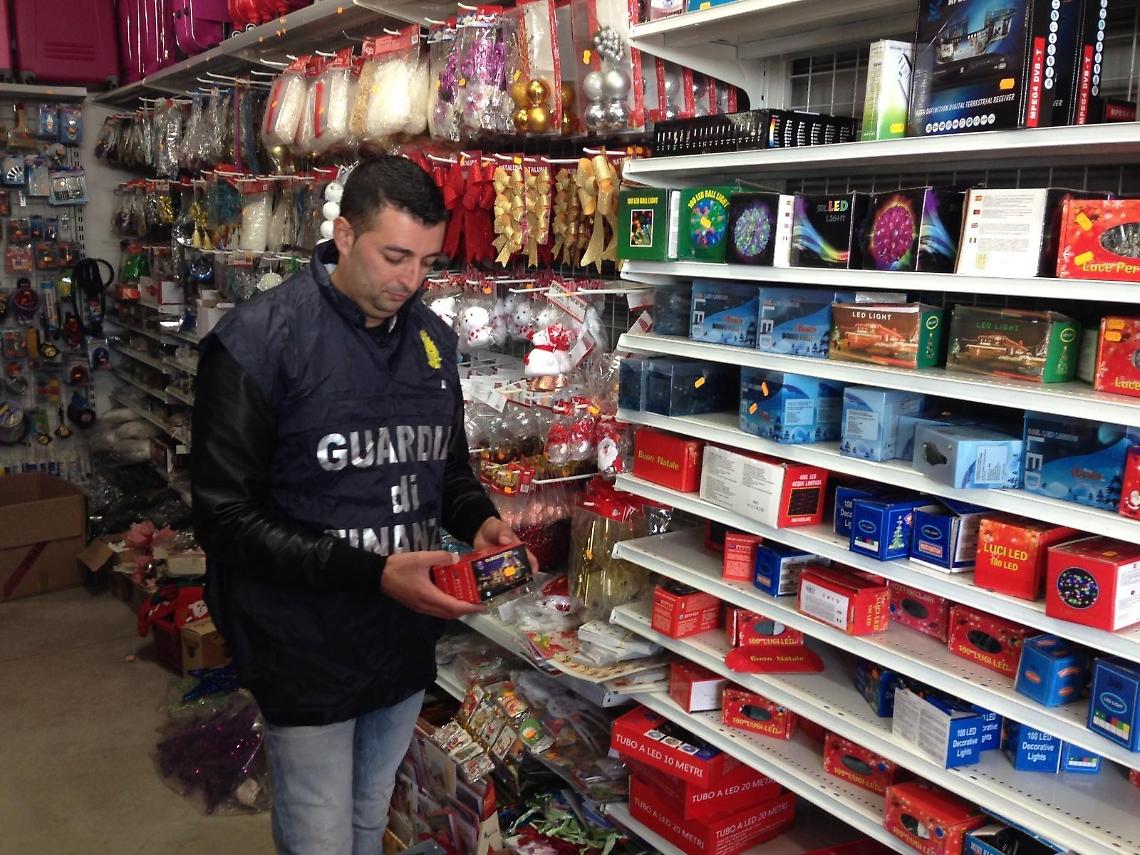 Decorazioni di Natale a basso costo, 33mila pezzi sequestrati dalla Finanza