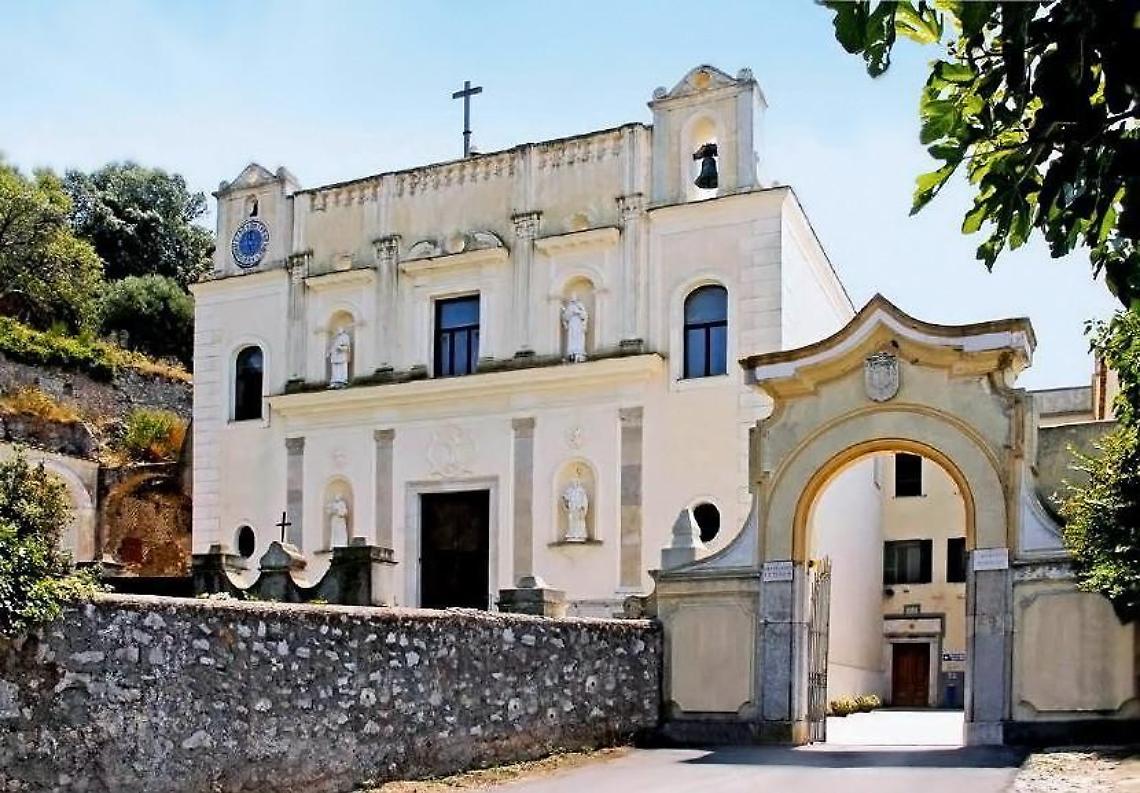 Montagna Spaccata, dopo tre mesi di restauro torna il pannello maiolicato