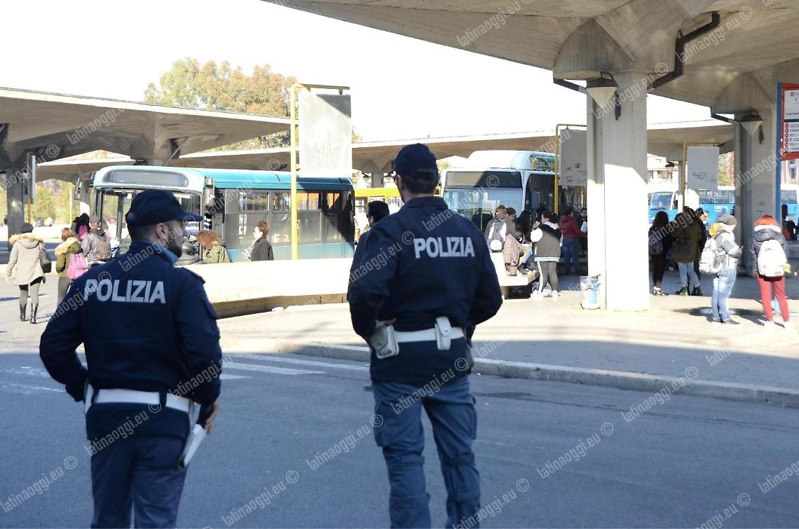 Ragazza scippata alle autolinee, un giovane le strappa il telefono dalle mani