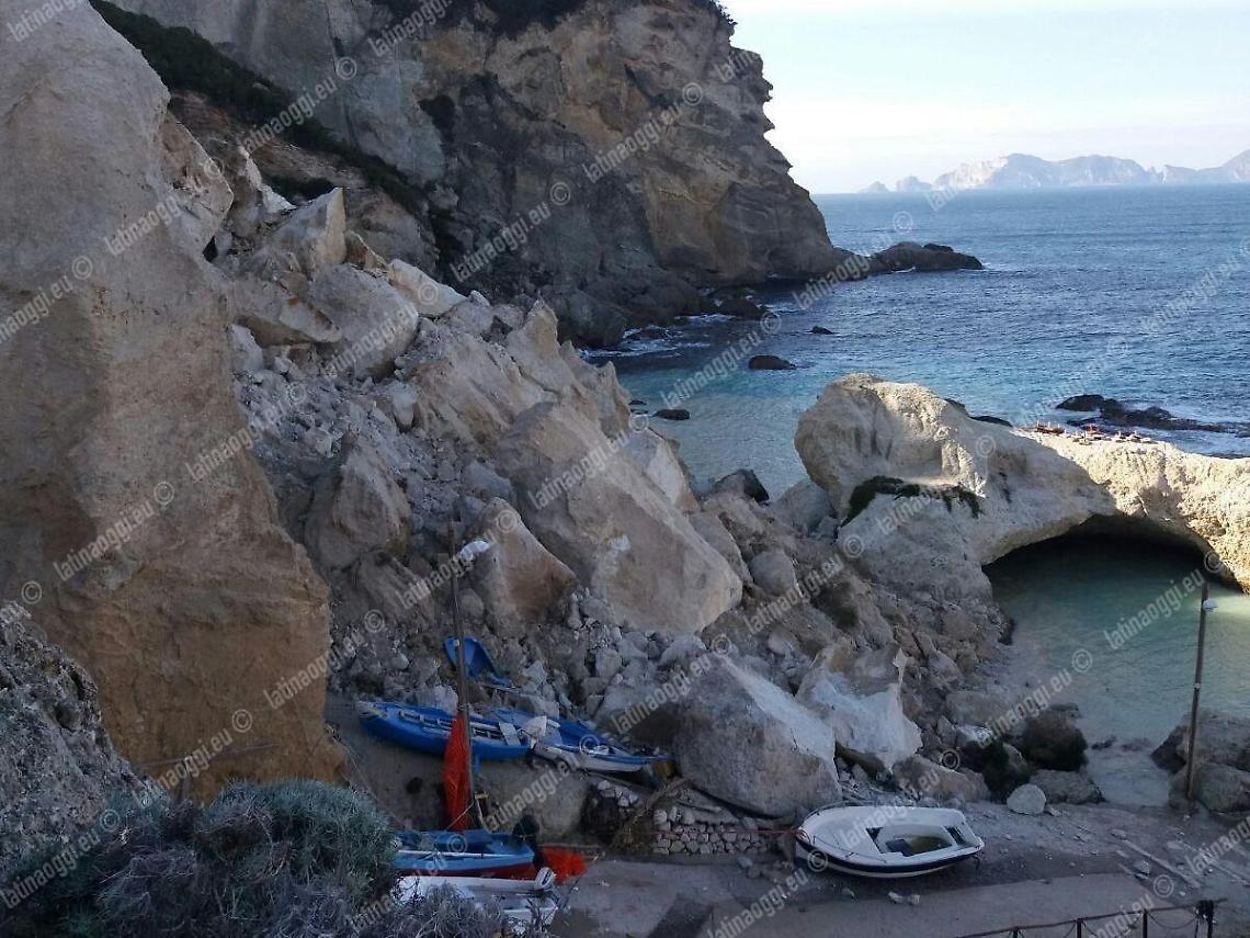 Ponza, crollo a Calafonte: il sindaco ordina la chiusua