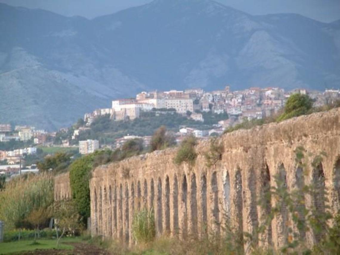 La terza vita dell'ecomostro di Monte Ducale a Minturno. Case popolari nelle ville vip abusive