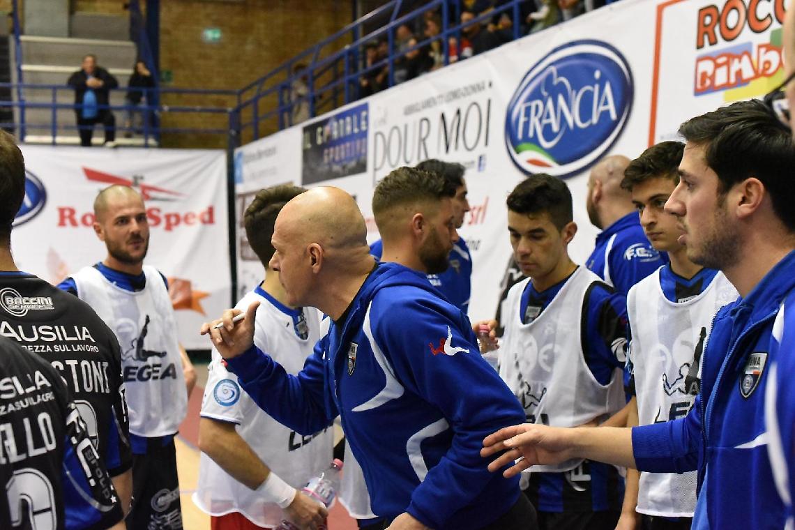 Il tecnico Mannino durante un time out