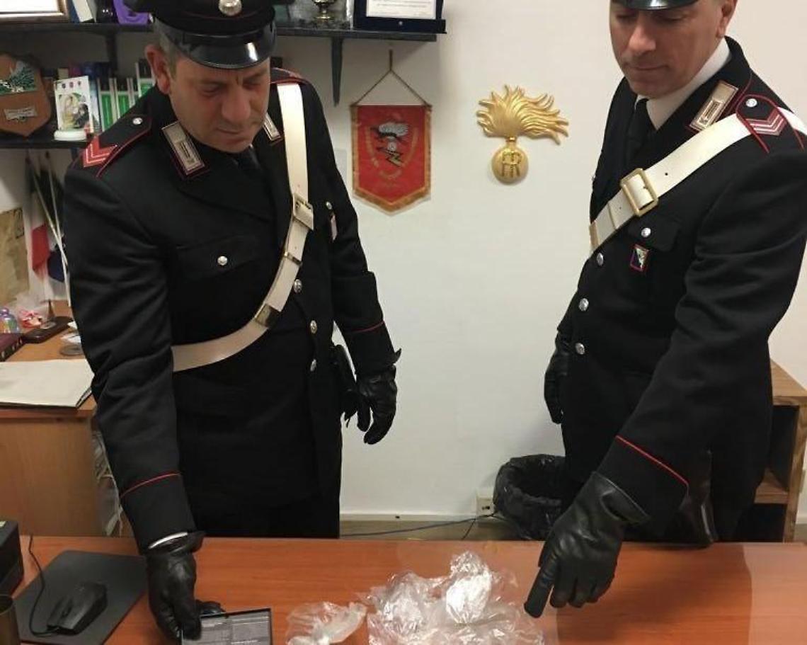 Trovato in possesso di droga e contanti, arrestato un 51enne