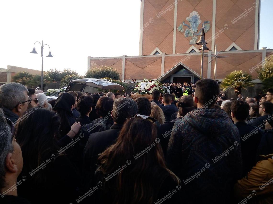 Una folla commossa ai funerali del giovane Daniele Viola