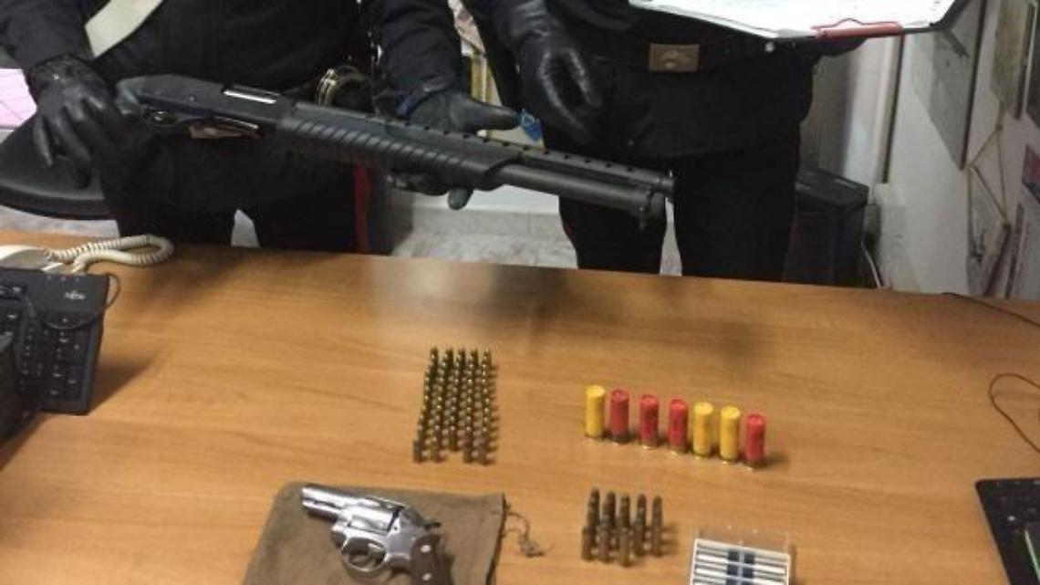 In treno con armi da guerra e munizioni si finge carabiniere: arrestato